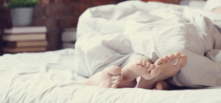 Två personer har oskyddat samlag i en säng. Att klamydia smittar via sex än känt sen länge.